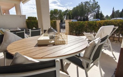 Precioso apartamento de planta baja con terraza grande.